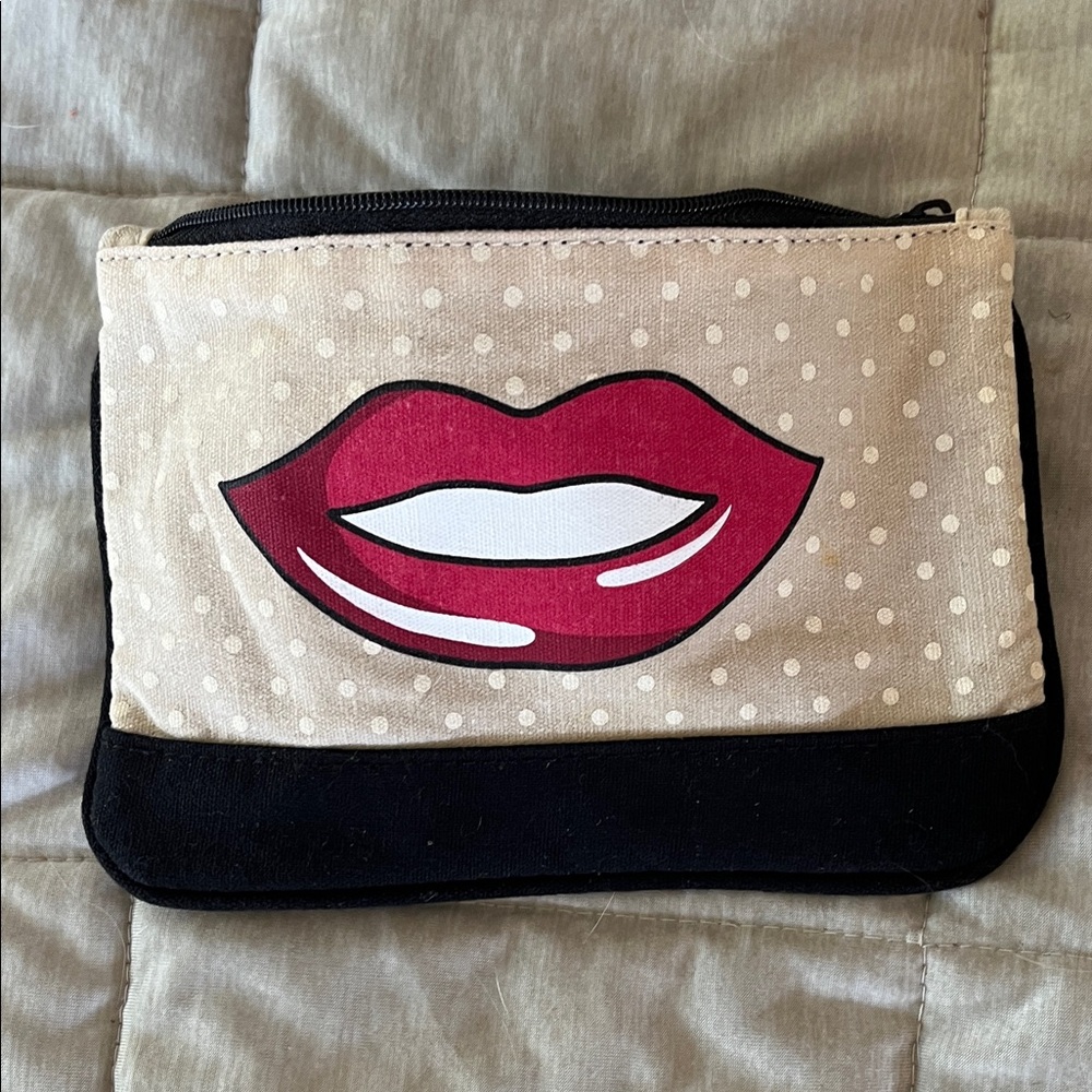 Trendy Lip Print Cosmetic Bag - Black and Cream